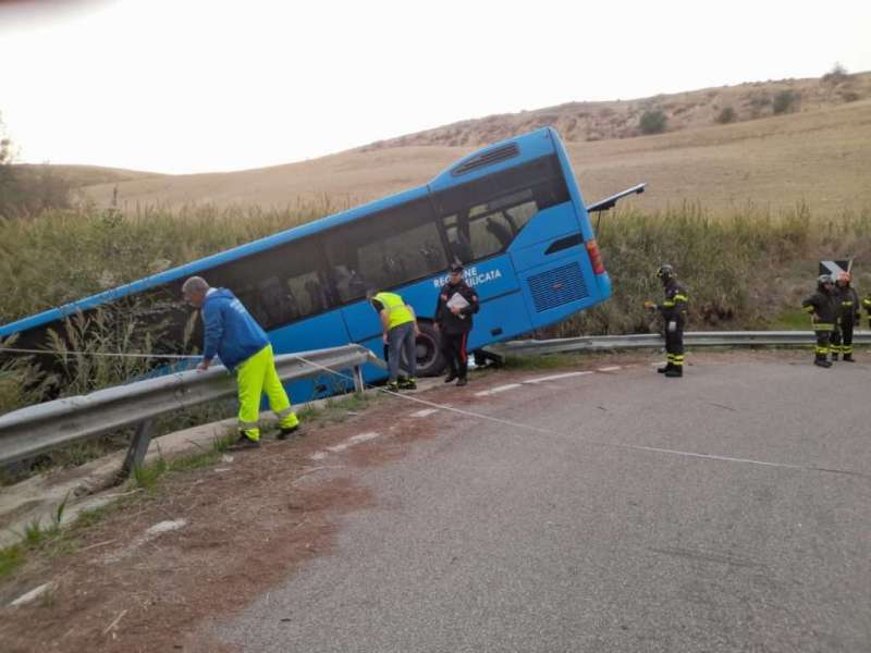 bus finisce fuori strada a montescaglioso 3