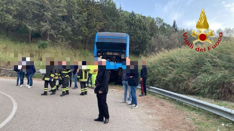 bus finisce fuori strada a montescaglioso 4