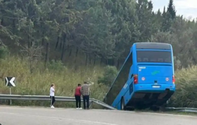 bus finisce fuori strada a montescaglioso 5