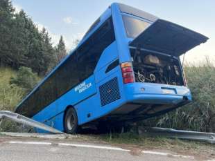 bus finisce fuori strada a montescaglioso 6