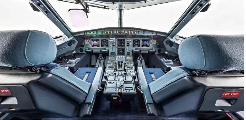 cabina di piloaggio di un airbus a320