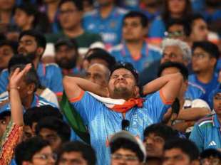 delusione dei tifosi indiani per la sconfitta alla finale dei mondiali di cricket