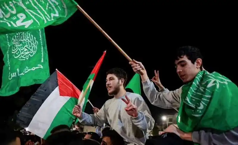 detenuti palestinesi rilasciati e portati in corteo nelle strade di ramallah 