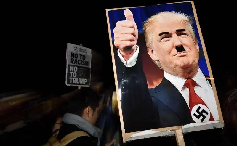 DONALD TRUMP COME HITLER