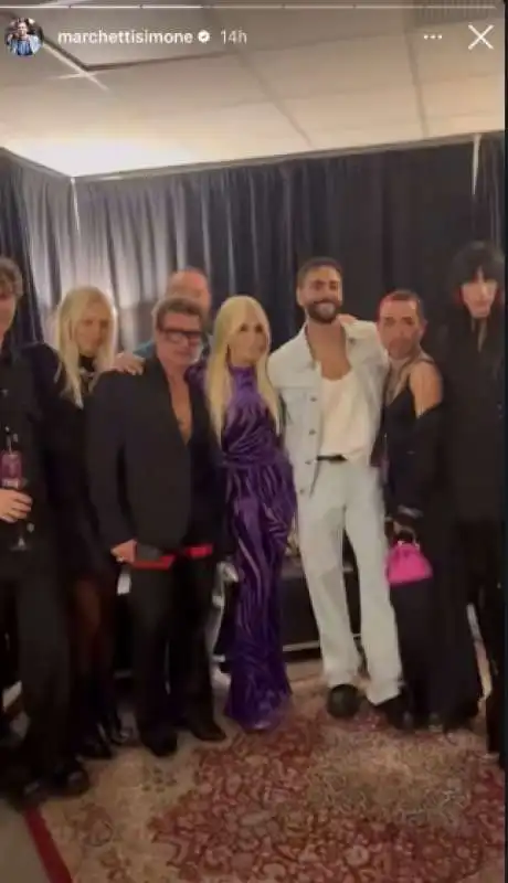 donatella versace con mengoni e il suo staff 