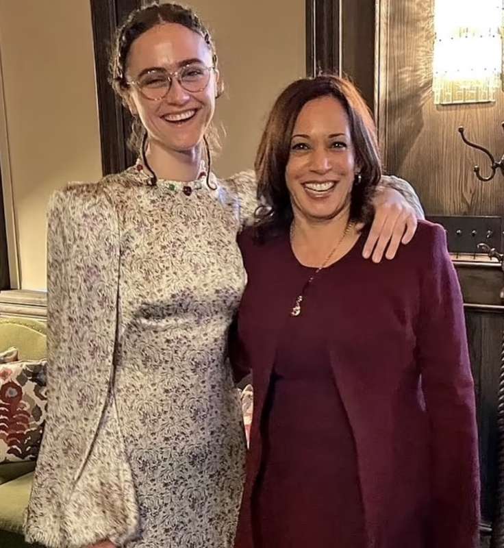 ELLA EHMOFF CON KAMALA HARRIS