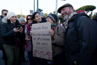 ELLY SCHLEIN ALLA MANIFESTAZIONE CONTRO IL PATRIARCATO E LA VIOLENZA SULLE DONNE