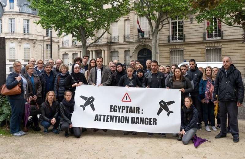 familiari delle vittime del volo egyptair davanti all’ambasciata dell’egitto a parigi