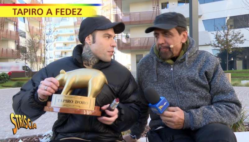 FEDEZ RICEVE IL TAPIRO D'ORO DA VALERIO STAFFELLI