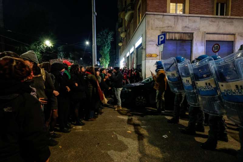 femministe contro la polizia a roma 11