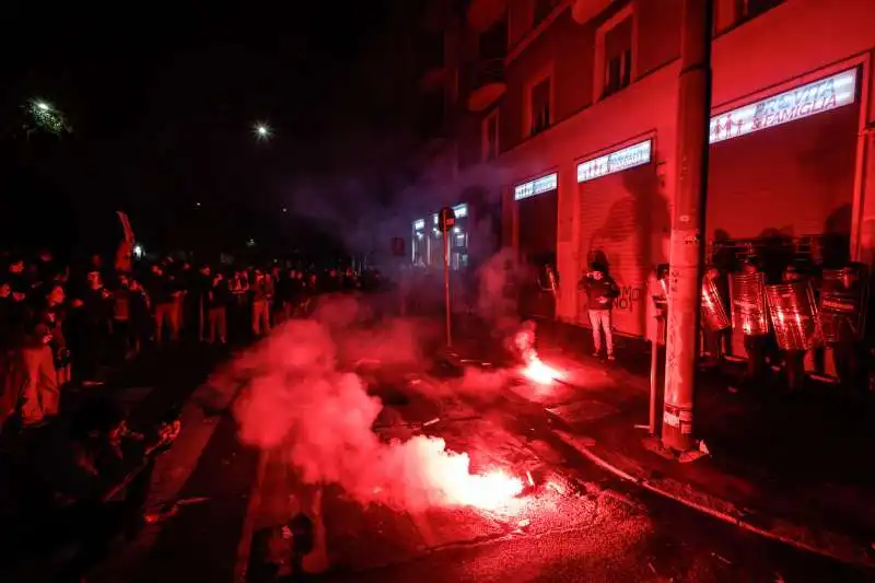 femministe contro la polizia a roma   110