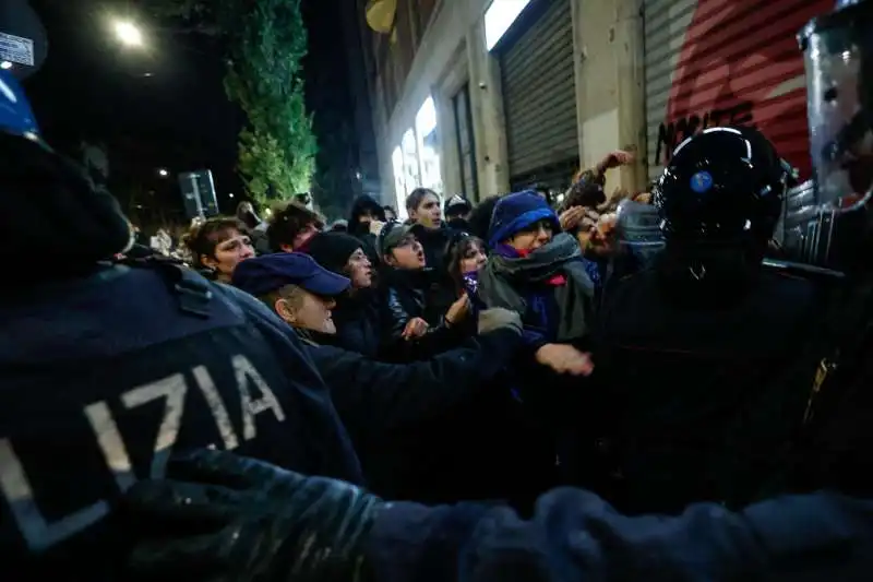 femministe contro la polizia a roma   111