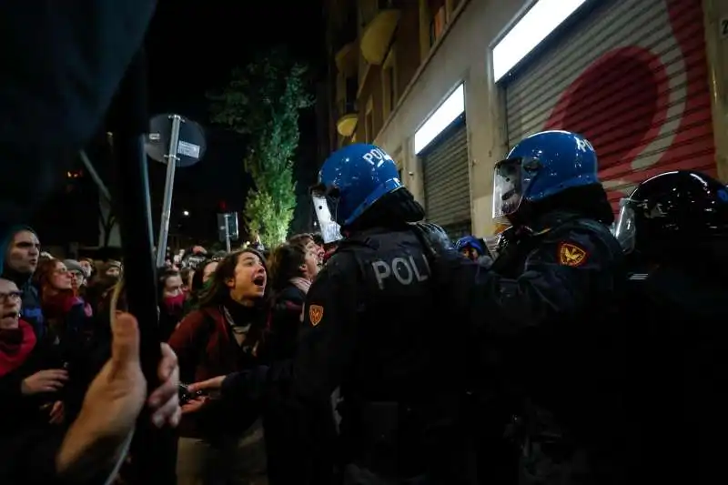 femministe contro la polizia a roma   112