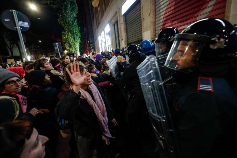 femministe contro la polizia a roma 12