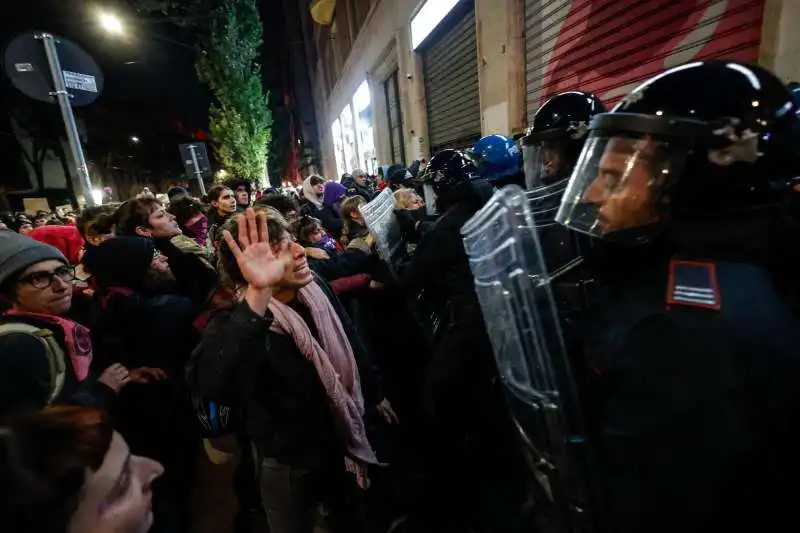 femministe contro la polizia a roma   12