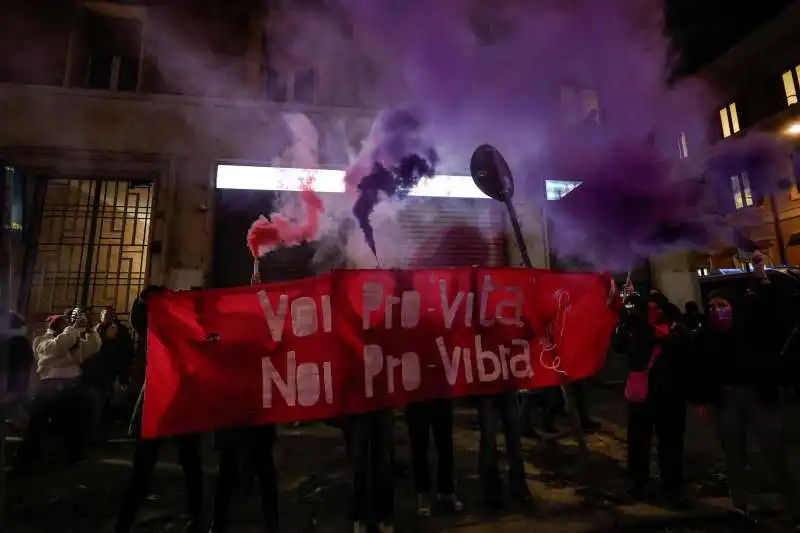 femministe contro la polizia a roma   13