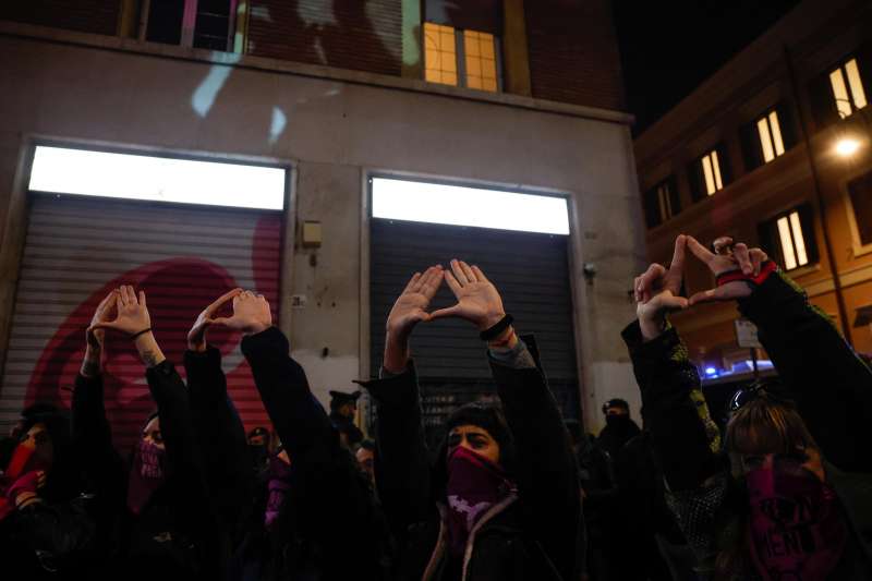 femministe contro la polizia a roma 14