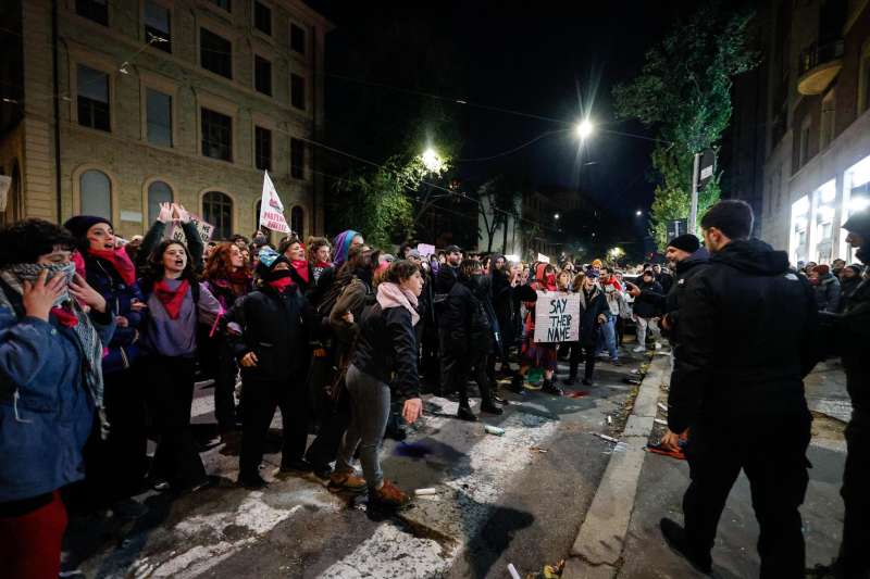 femministe contro la polizia a roma 19