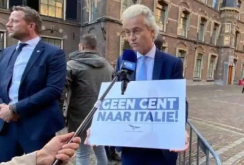 geert wilders con manifesto nemmeno un centesimo all italia   5