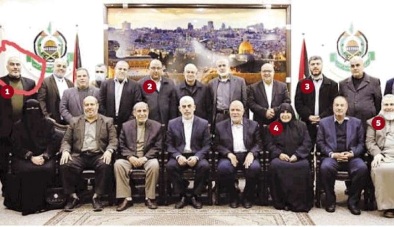 ghazi hamad (a sinistra) con i leader di hamas