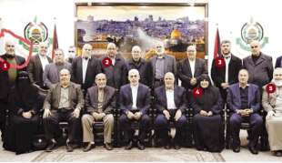 ghazi hamad (a sinistra) con i leader di hamas