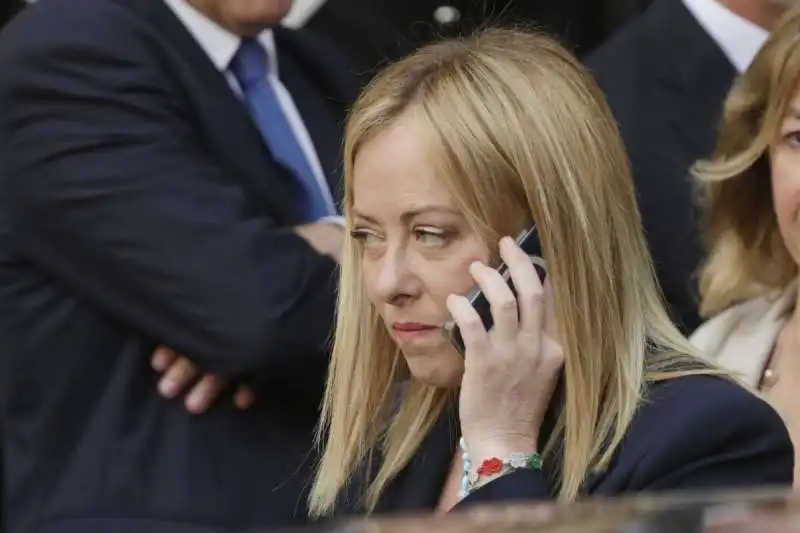 GIORGIA MELONI AL TELEFONO