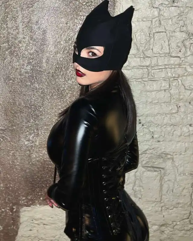 giorgia soleri vestita da catwoman per halloween   3