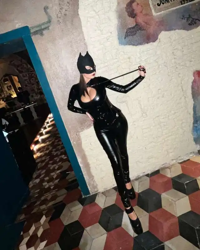 giorgia soleri vestita da catwoman per halloween   5