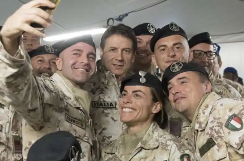 GIUSEPPE CONTE CON I SOLDATI ITALIANI