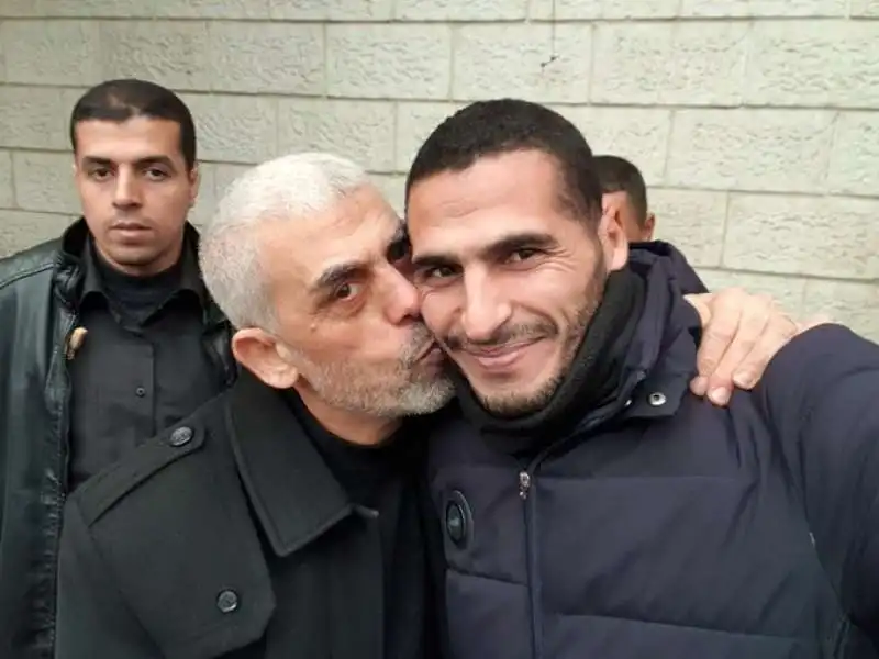 hassan eslaiah con il leader di hamas yahya sinwar