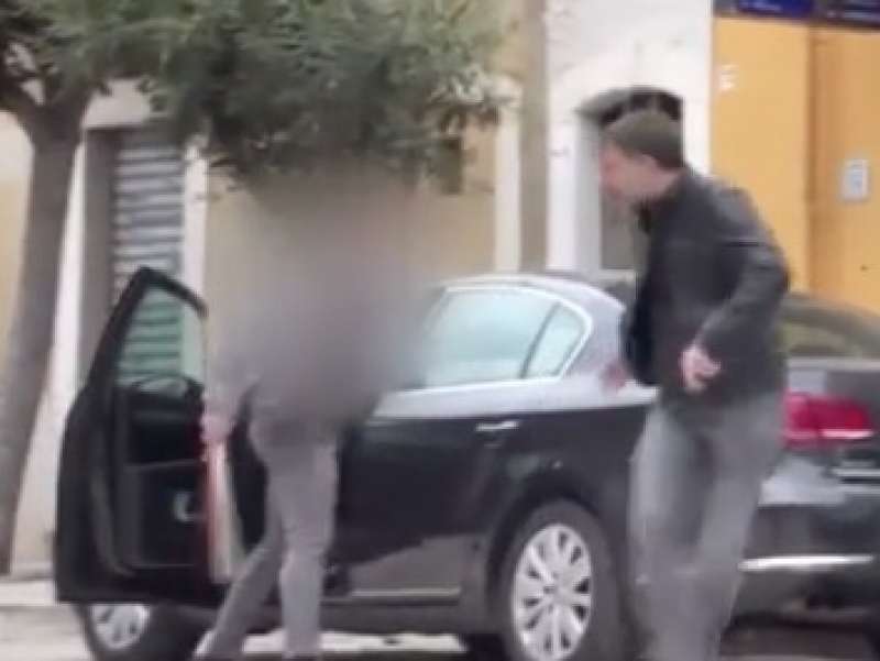 Il giornalista di mi manda raitre Stefano Maria Sandrucci aggredito a san nicandro garganico