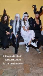 ILARY BLASI CON LA SORELLA E LE AMICHE - HALLOWEEN