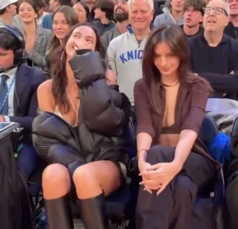 irina shayk e emily ratajkowski alla partita dei new york knicks 1