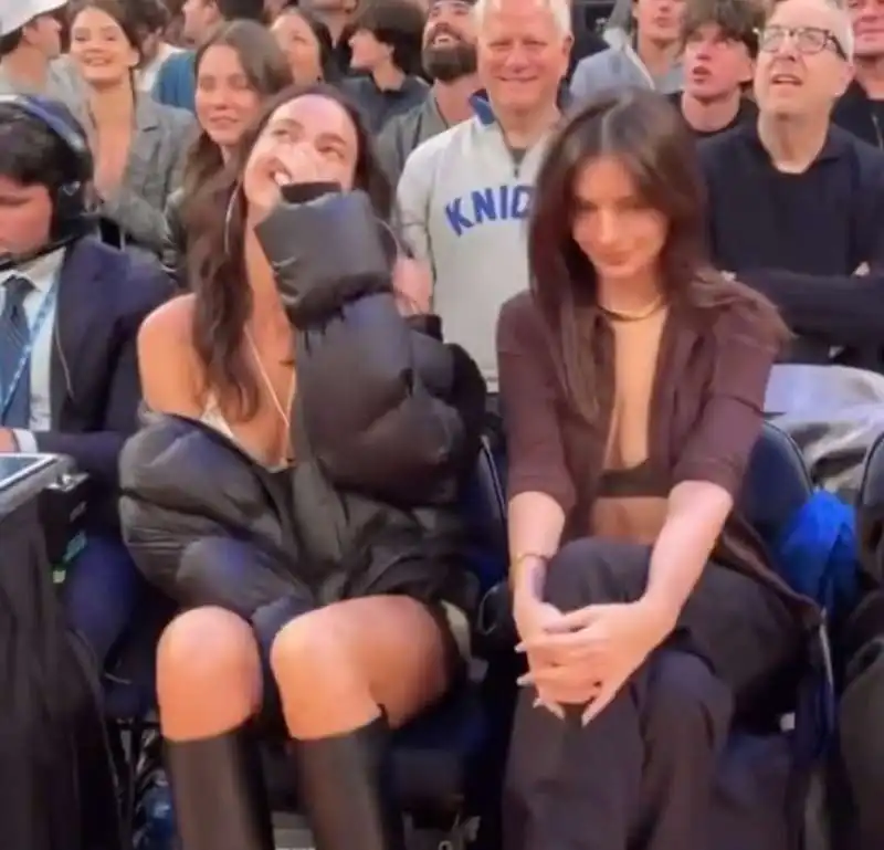 irina shayk e emily ratajkowski alla partita dei new york knicks   1