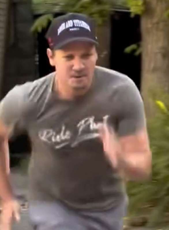 JEREMY RENNER CORRE E SI ALLENA