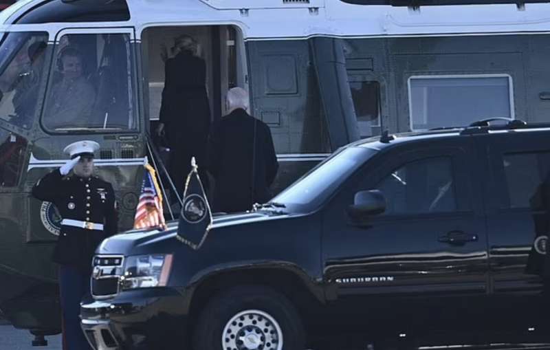 JILL E JOE BIDEN SALGONO SUL MARINE ONE IN DELAWARE