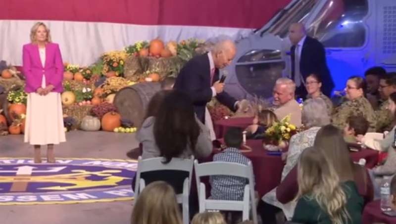 joe biden tocca le finte orecchie di una bambina 3