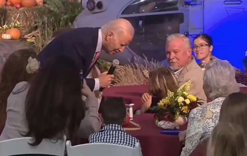 joe biden tocca le finte orecchie di una bambina 4