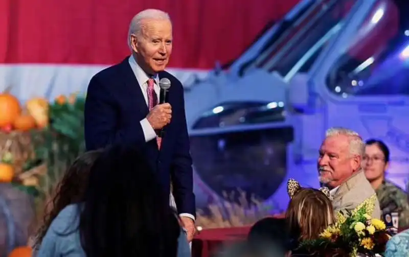 joe biden tocca le finte orecchie di una bambina 5