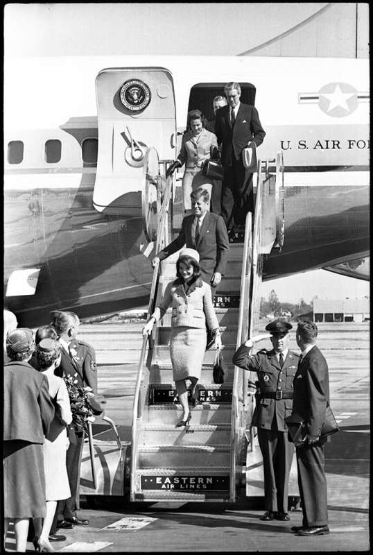 john e jackie kennedy arrivo a dallas (4)