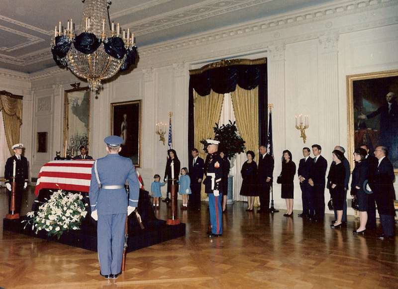 john kennedy bara alla casa bianca 25 nov 1963 (1)