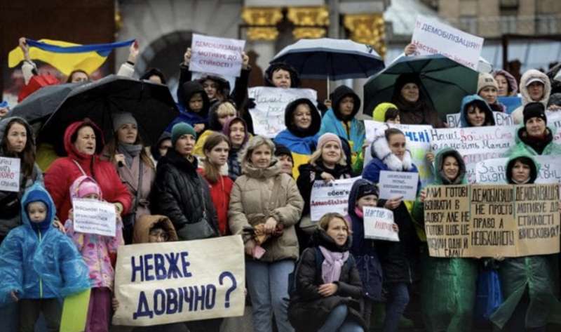 LE PROTESTE DELLE MOGLI DEI SOLDATI UCRAINI