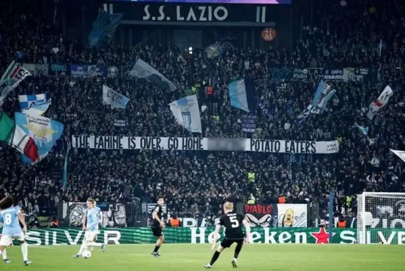 lo striscione dei tifosi della lazio contro il celtic 1