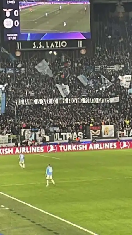 lo striscione dei tifosi della lazio contro il celtic 2