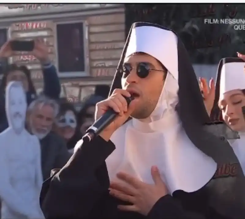 mahmood in versione sister act