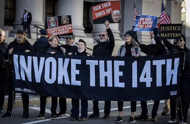 manifestanti anti trump davanti al tribunale di new york