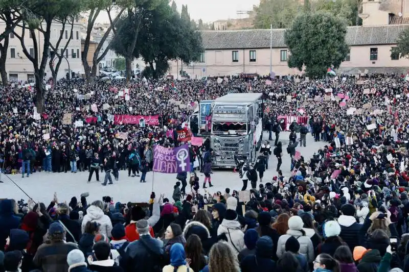 manifestazione contro la violenza sulle donne e il patriarcato a roma   14