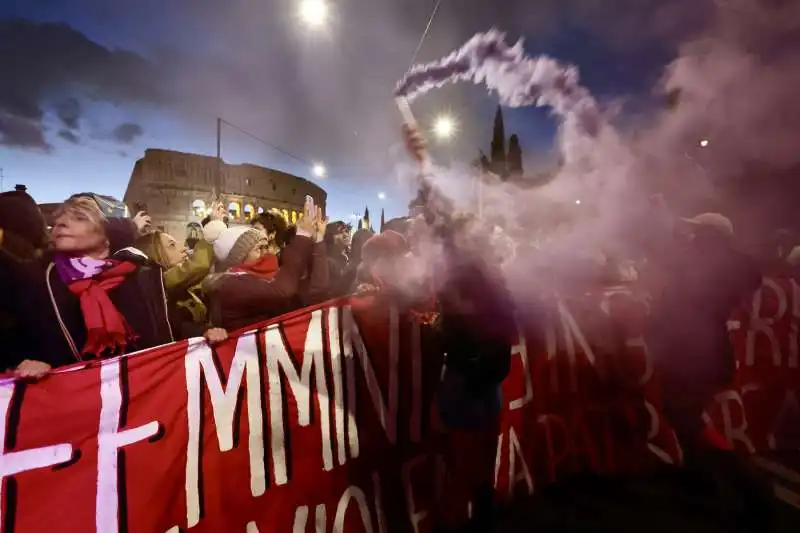 manifestazione contro la violenza sulle donne e il patriarcato a roma   18