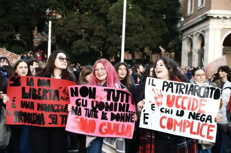 manifestazione contro la violenza sulle donne e il patriarcato a roma   19