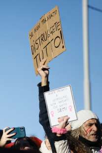 manifestazione contro la violenza sulle donne e il patriarcato a roma 8